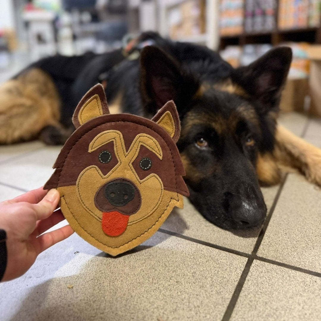 Schaferhund mit Hundekopf aus natürlicher Schurwolle im Hundeladen