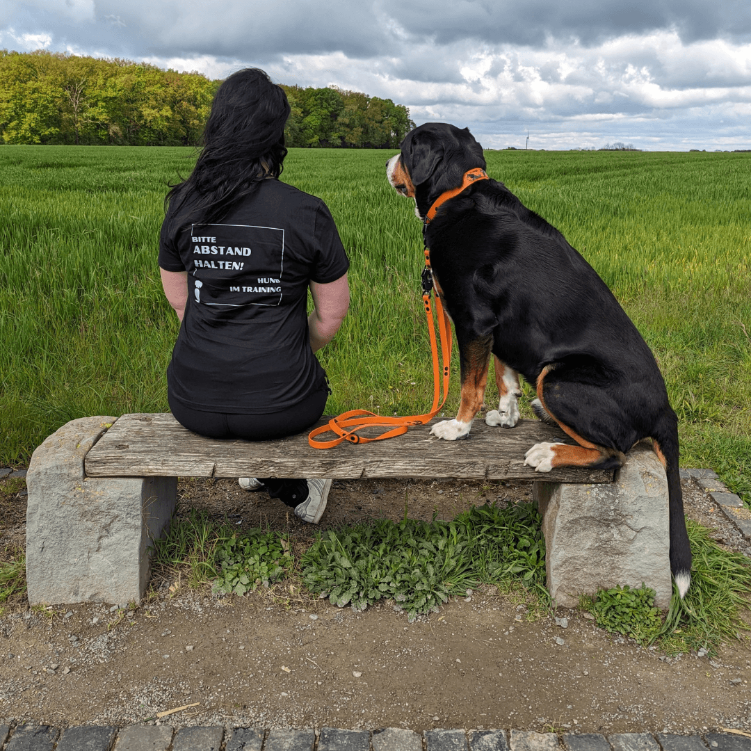 T-Shirt "Abstand halten, Hund im Training" - WOOFED.