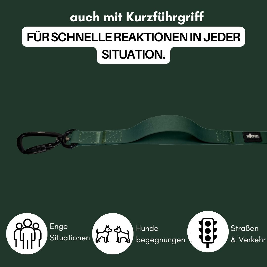WOOFLEX® Schleppleine Hunting Green, dunkelgrün mit Kurzführgriff und schwarzem Karabiner, flach gezeigt