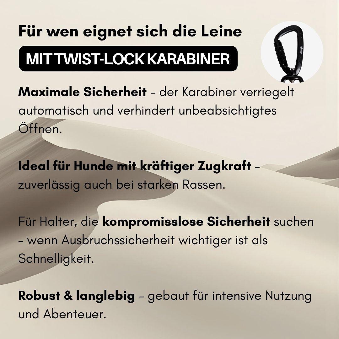 Schwarzer Twist-Lock-Karabiner im runden Ausschnitt neben Infotext auf sandfarbenem Dünen-Hintergrund