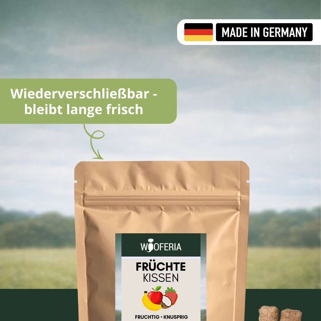 Braune wiederverschließbare Packung 'Früchte Kissen' mit Früchtemotiv, Wiesenhintergrund und zwei Leckerlis rechts unten