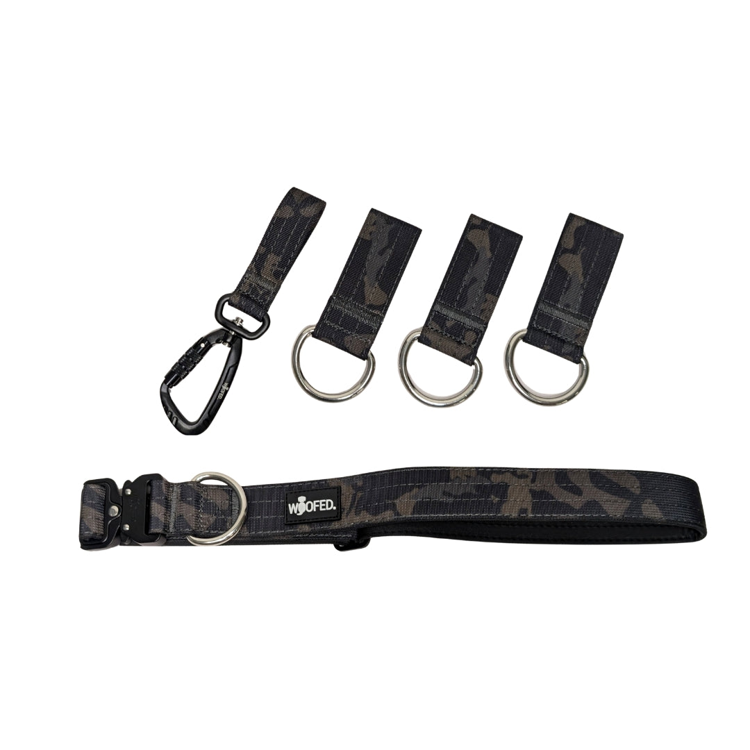 Gassigürtel Black Camo flachgelegt mit taktischer Schnalle, drei D‑Ring‑Schlaufen und Karabiner