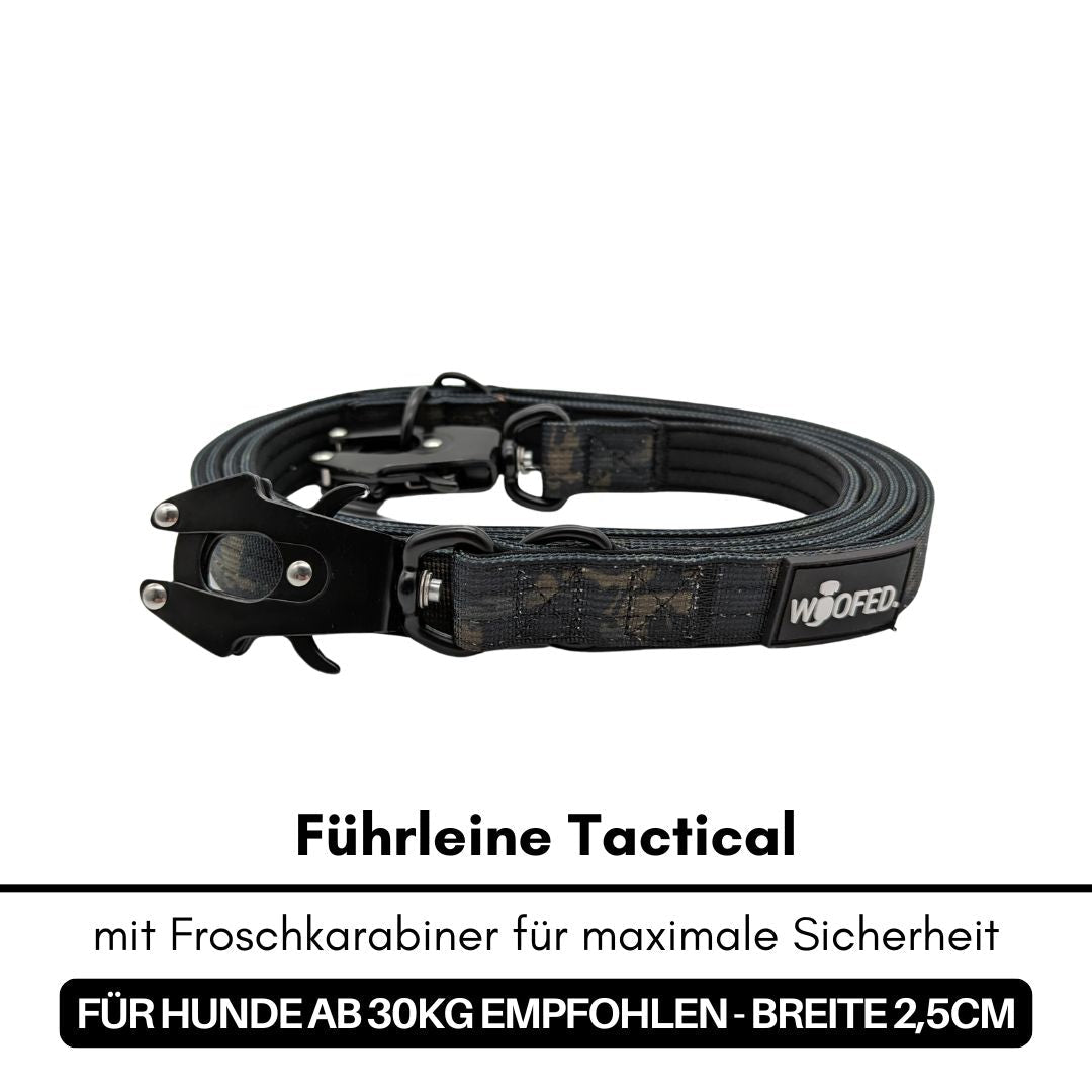 Aufgerollte schwarze Black‑Camo Führleine (Tactical) mit schwarzem Froschkarabiner und WOOFED‑Label, Draufsicht
