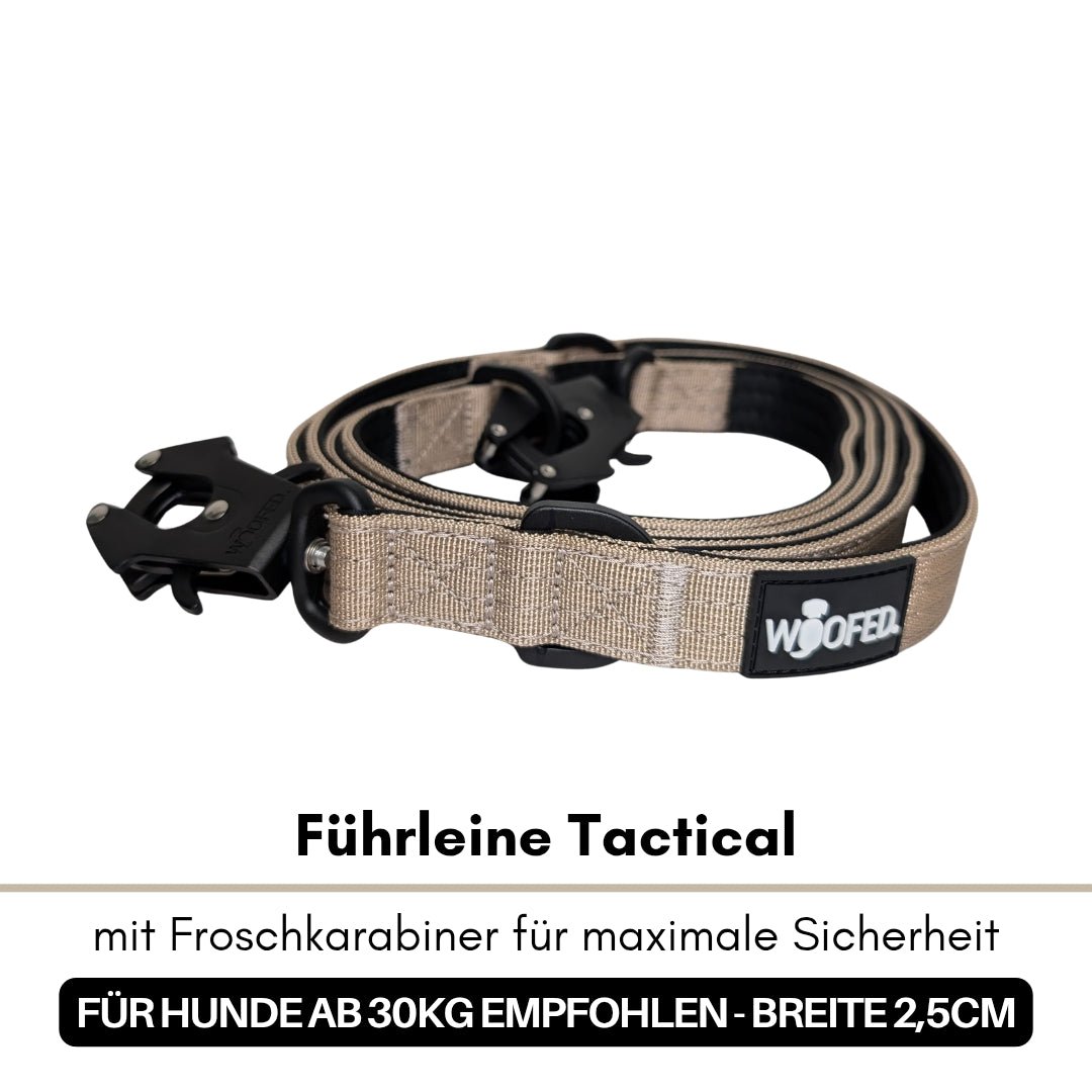 Aufgerollte Desert-Tan Tactical-Leine aus Nylon, schwarzer Froschkarabiner und WOOFED-Logo, Nahaufnahme