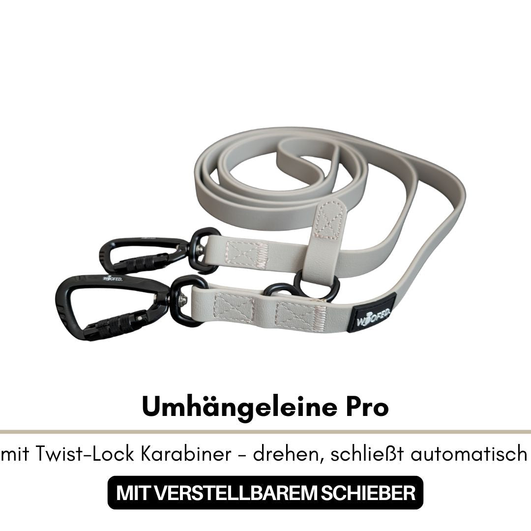 WOOFLEX Umhängeleine Desert Sand, sandbeiges flaches Band aufgerollt, zwei schwarze Twist‑Lock‑Karabiner