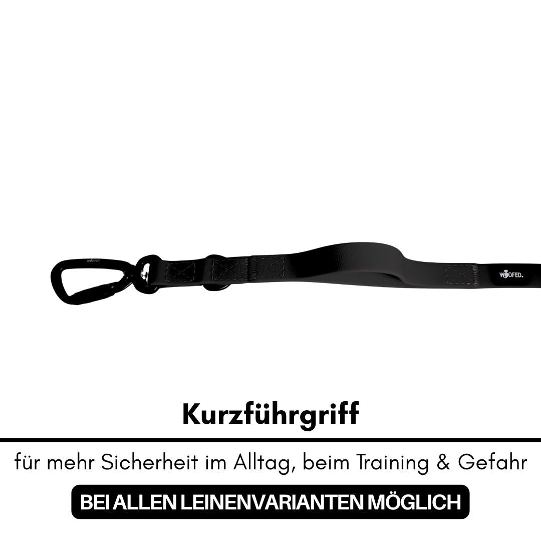 Schwarzer Kurzführgriff mit Karabiner, seitliche Ansicht, geformter Griff und sichtbares WOOFED-Logo