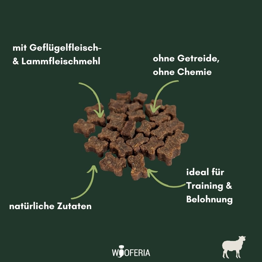 Nahaufnahme brauner, vierzackiger Lamm-Softies Leckerli im Haufen auf dunkelgrünem Hintergrund