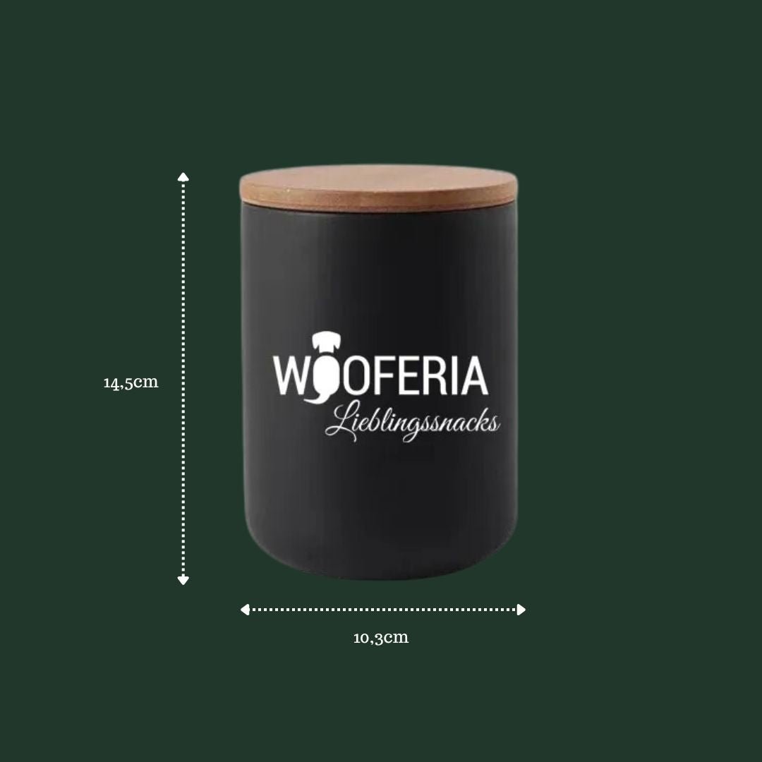 Schwarze runde Keramik-Leckerlidose mit Bambusdeckel, Frontalansicht, weißes WOOFERIA-Logo und Maßangaben 14,5×10,3 cm