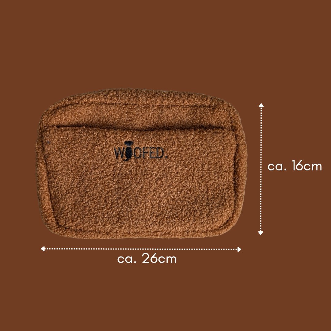 Braune Teddy-Gassitasche flachliegend, Frontansicht mit schwarzem 'WOOFED' Stick und Maßen ca. 26×16 cm
