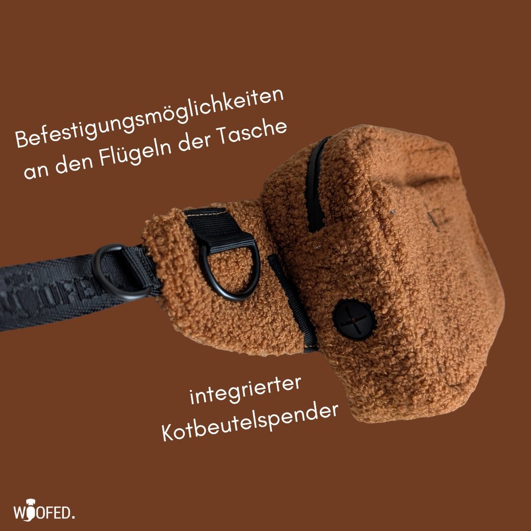 Braune Teddy-Gassitasche, schräger Close-up auf D-Ring, schwarzes Gurtband, Reißverschluss und Kotbeutelspender