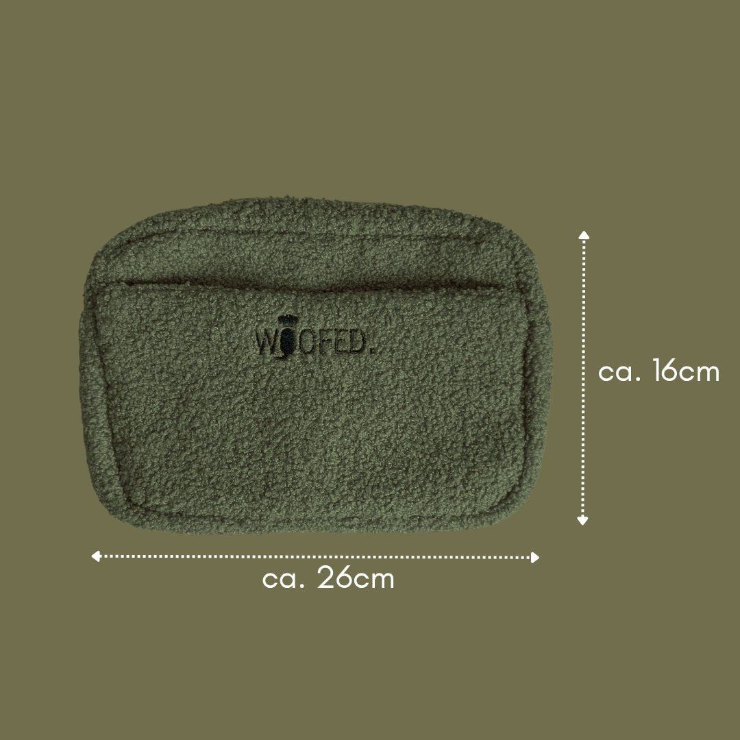 Olivgrüne Teddy-Gassitasche, Draufsicht, rechteckig mit Fronttasche und gesticktem WOOFED-Logo, mit Maßangaben ca. 26×16 cm