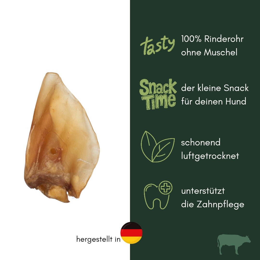 Helles, luftgetrocknetes Rinderohr ohne Muschel in dreieckiger Form, frontal vor weißem Hintergrund