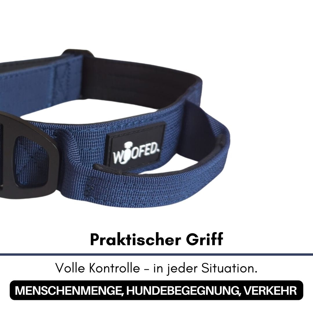 Nahaufnahme eines dunkelblauen Nylon-Halsbands mit integriertem Griff, schwarzer Schnalle und Woofed-Logo