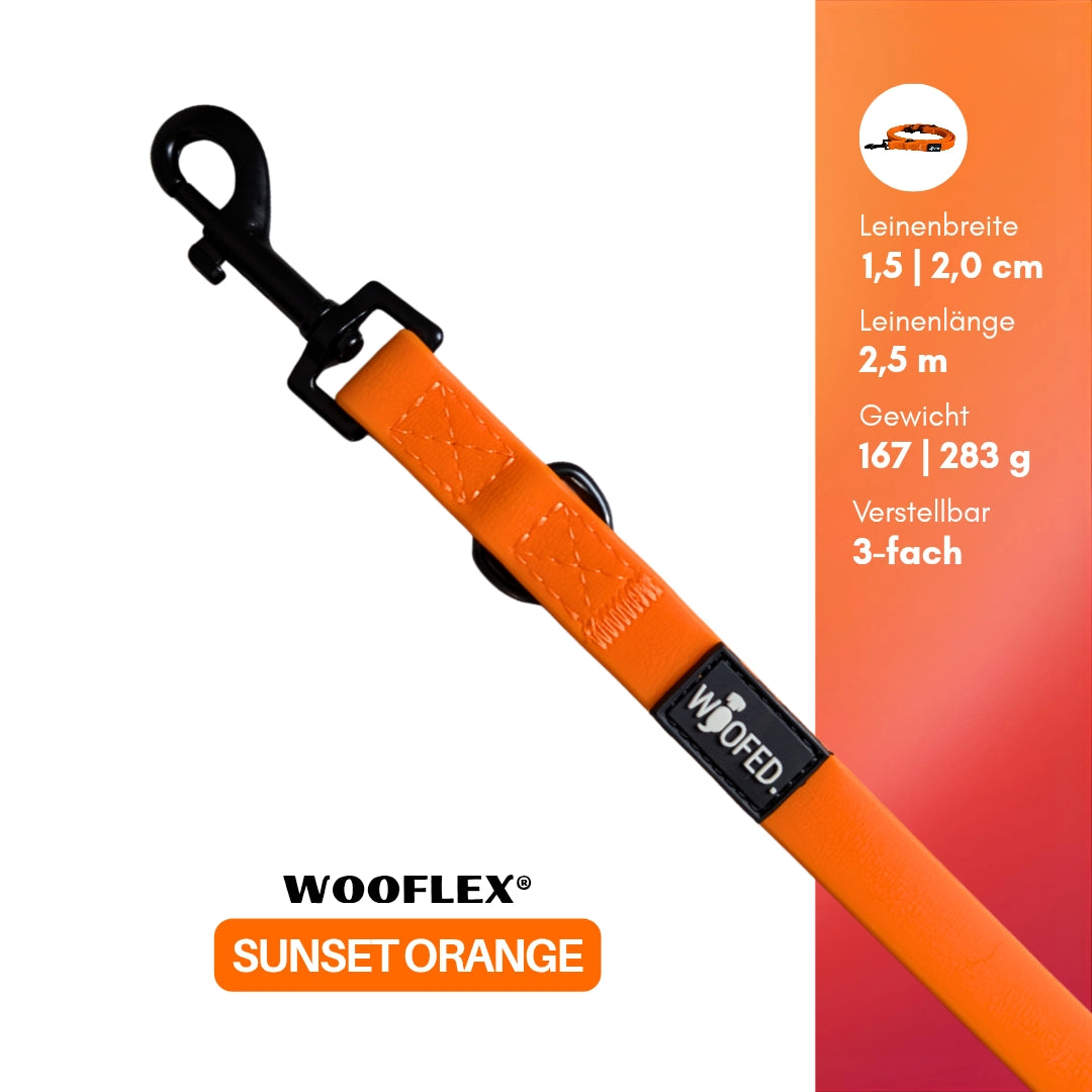 Schräge Nahaufnahme verstellbarer WOOFLEX Führleine Sunset Orange mit schwarzem Twist-Lock-Karabiner, Nähten und Markenlabel