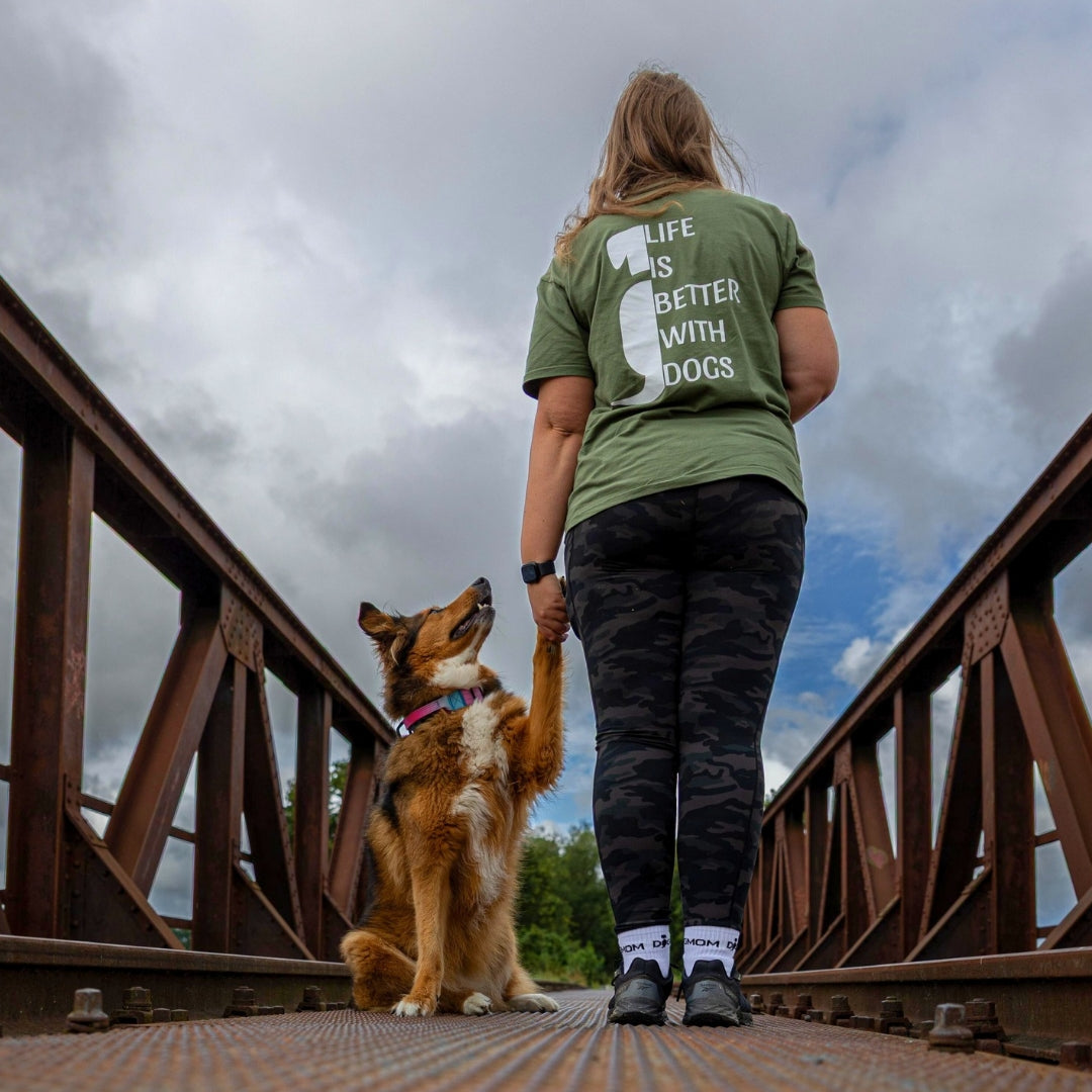 T-Shirt "Life is better with dogs" Unisex Grün