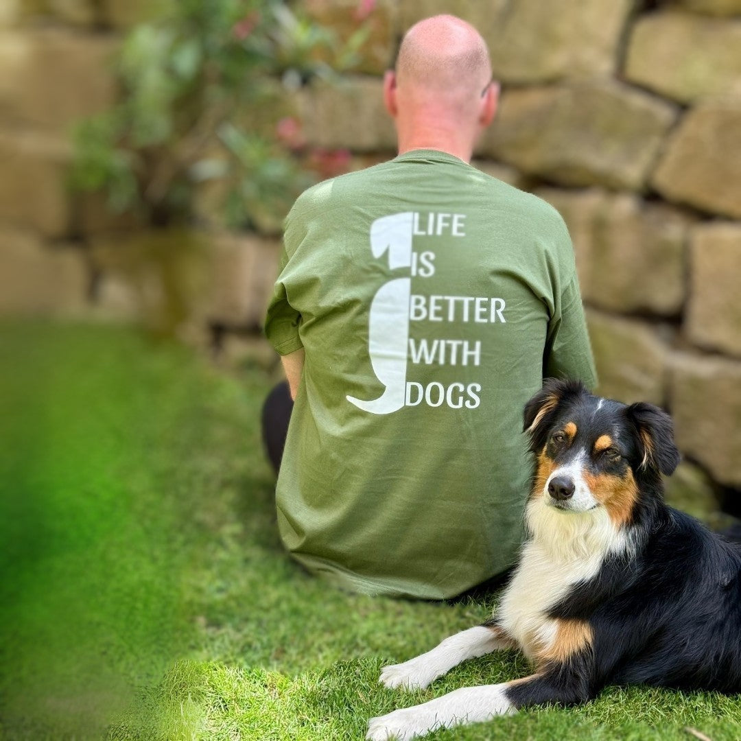 T-Shirt "Life is better with dogs" Unisex Grün