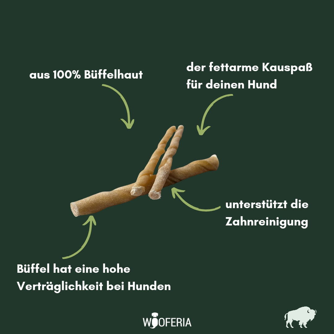 Drei gedrehte braune Büffelhaut-Kaurollen, Nahaufnahme auf dunkelgrünem Hintergrund mit Pfeil-Markierungen