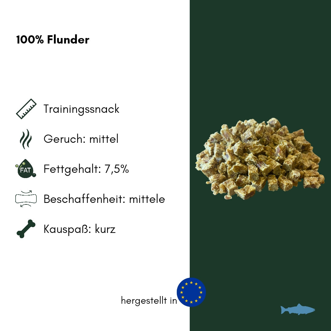 Haufen Flunder-Würfel (kleine beige-braune Hundesnacks), Nahaufnahme auf dunkelgrünem Hintergrund