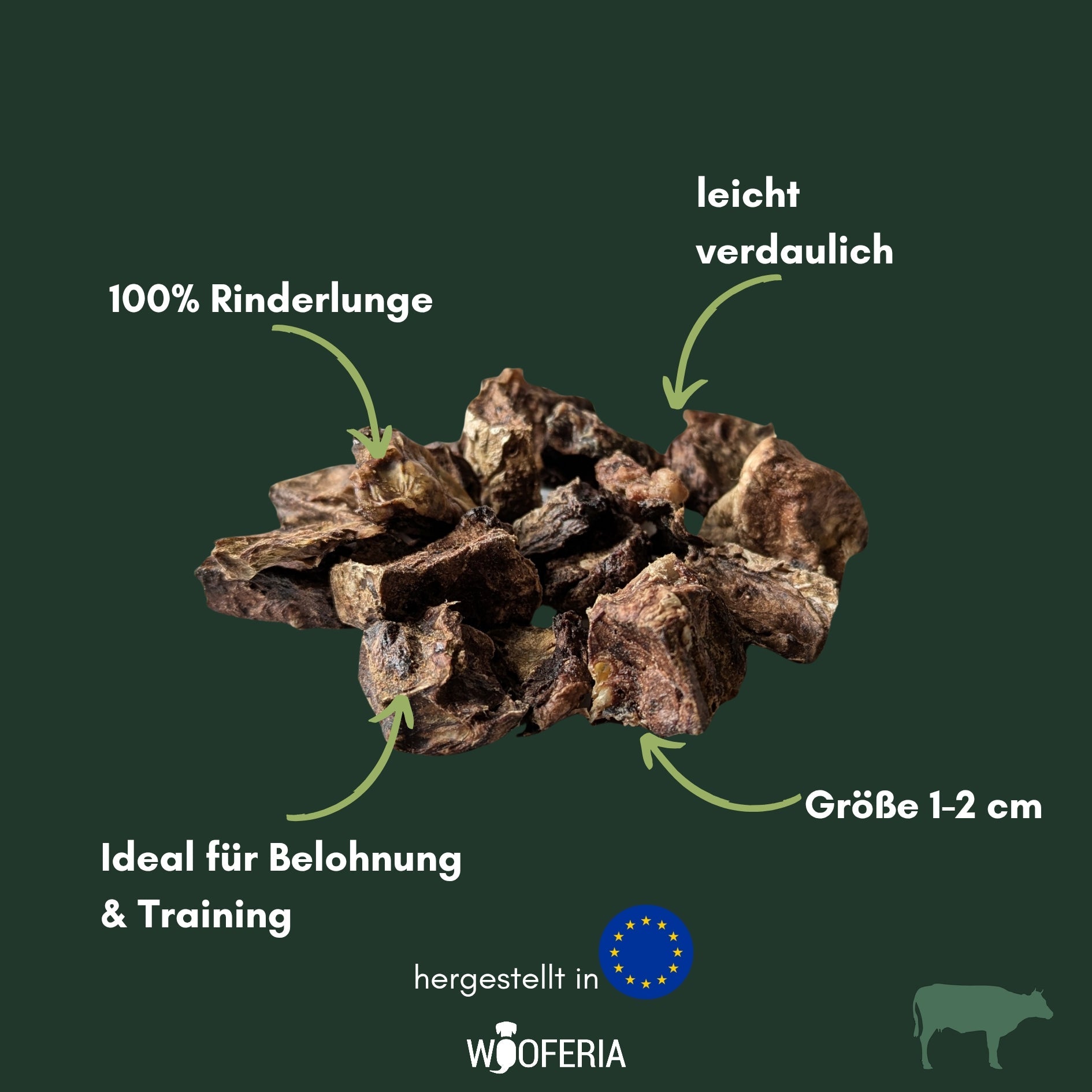 Nahaufnahme getrockneter dunkelbrauner Rinderlungen-Würfel, unregelmäßige Stücke vor dunkelgrünem Hintergrund mit grünen Pfei