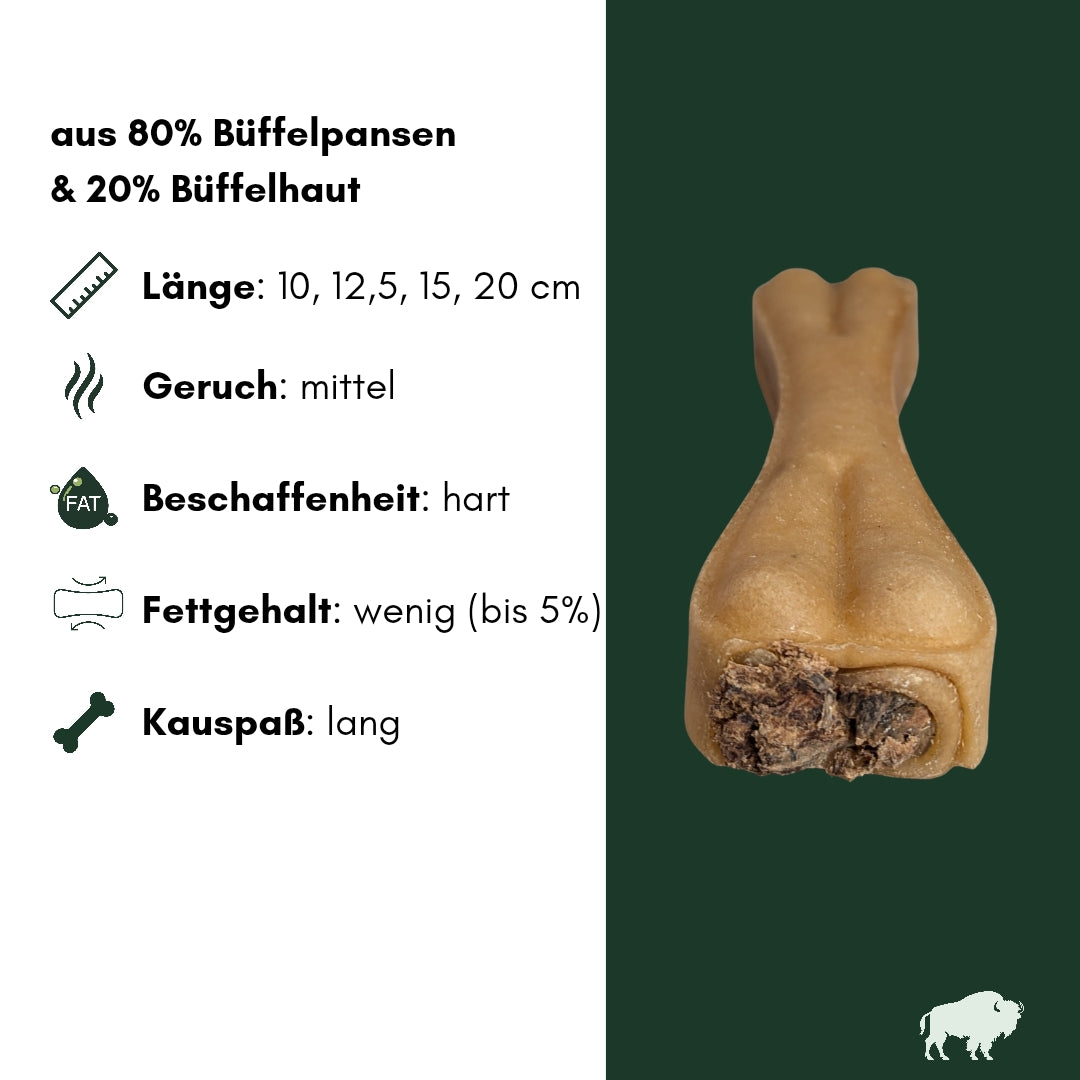 Nahaufnahme, brauner Pansen-Kauknochen frontal mit sichtbarer Pansenfüllung auf dunkelgrünem Hintergrund