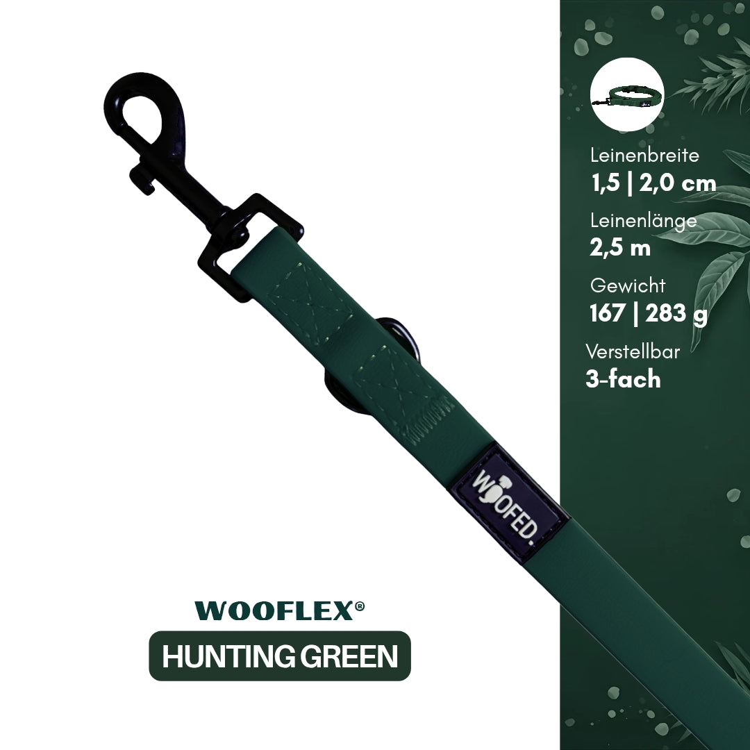 Schrägaufnahme jagdgrüner Führleine mit schwarzem Bolzenkarabiner und WOOFLEX-Logo auf weißem Hintergrund