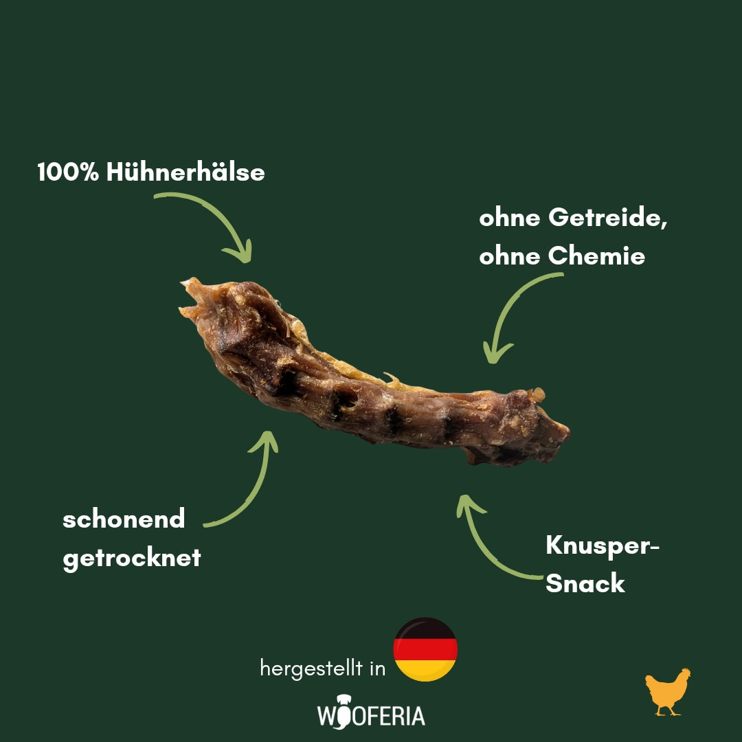 Einzelner getrockneter brauner Hühnerhals, gebogene Nahaufnahme auf dunklem grünem Hintergrund