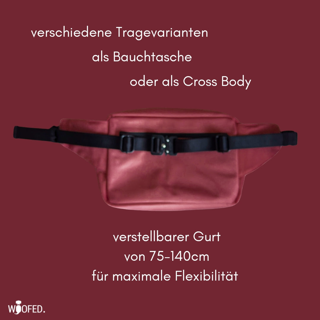 Weinrote Gassitasche flachliegend, Frontansicht mit schwarzem verstellbarem Gurt und Steckverschluss