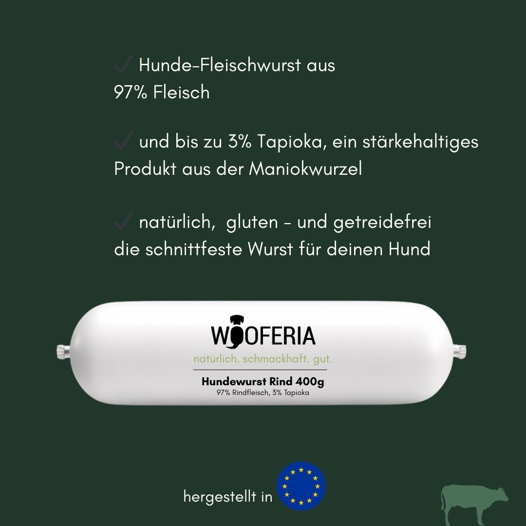Weiße zylinderförmige Hundewurst mit Aufdruck ‚Hundewurst Rind 400g‘ frontal auf dunkelgrünem Hintergrund mit EU-Flagge