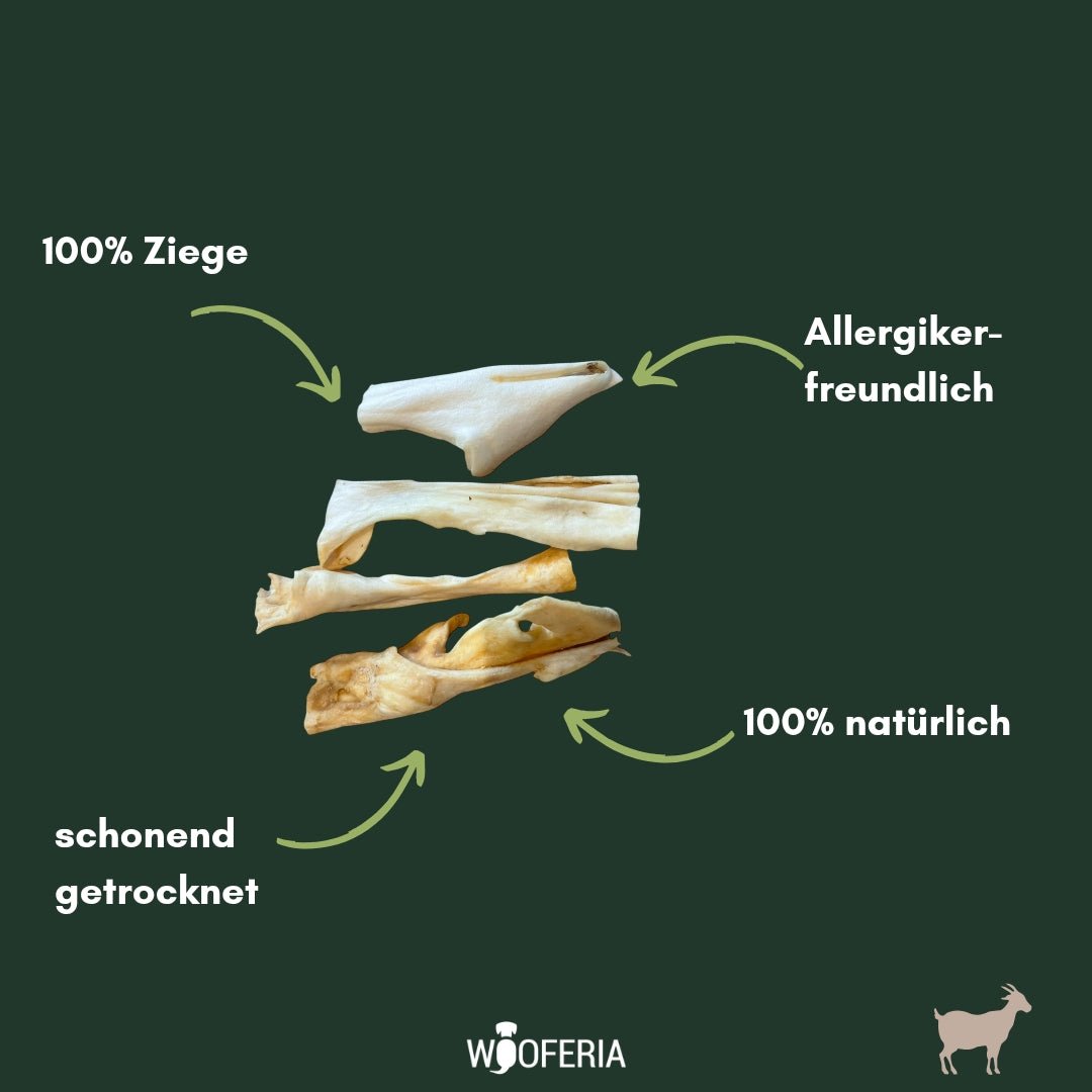 Getrocknete helle Ziegenkopfhaut-Stücke in verschiedenen Formen auf dunkelgrünem Hintergrund