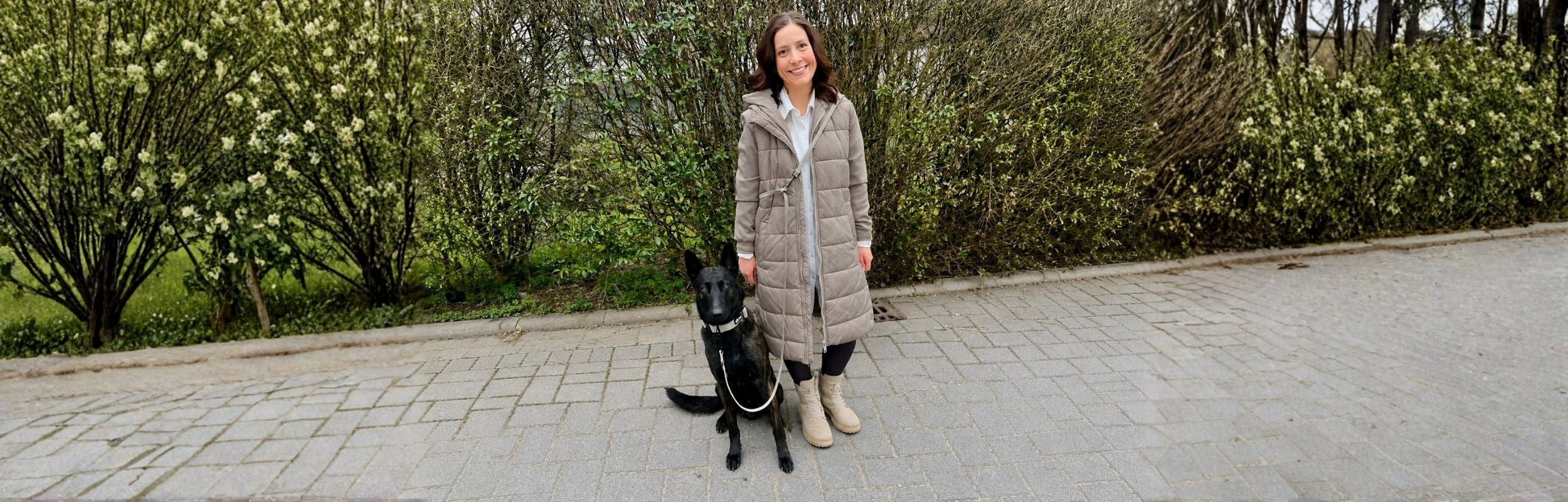 Wasserfeste Umhängeleine in Beige mit Frau und Hund 
