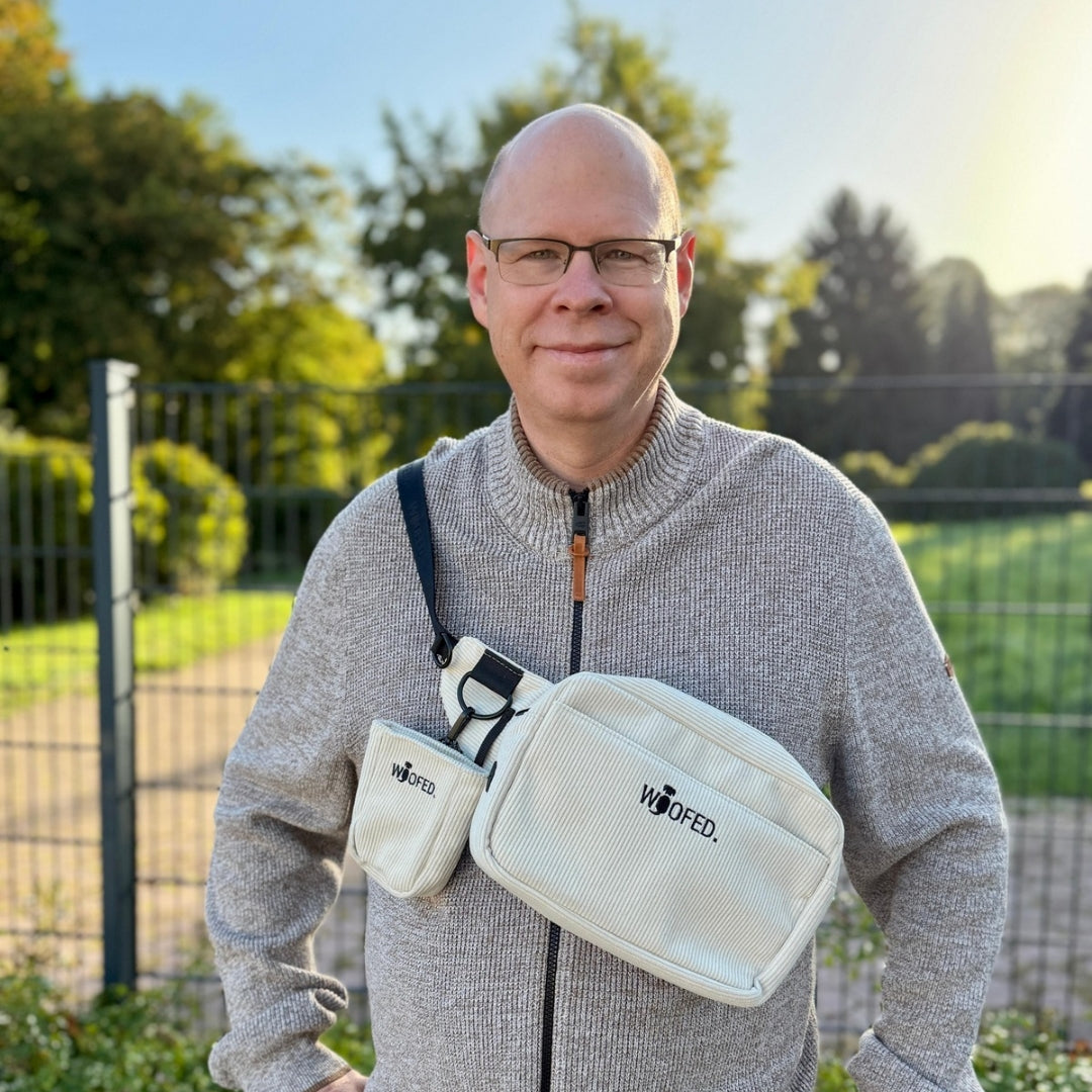 Cord Gassitasche in Beige mit Leckerlibeutel getragen von einem großen Mann als Schultertasche 