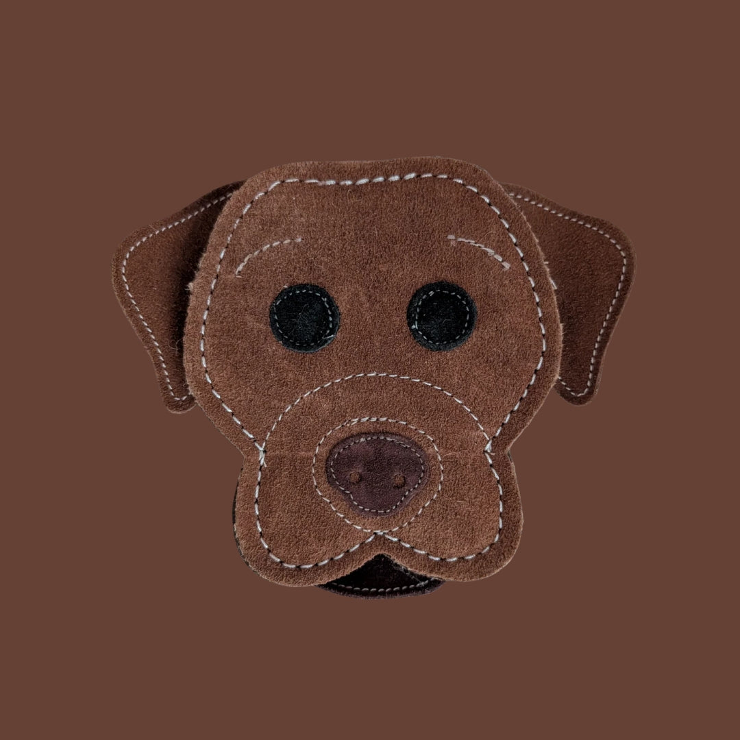 Labrador Retriever in Schokobraun als natürliches Hundespielzeug aus Wollfilz 