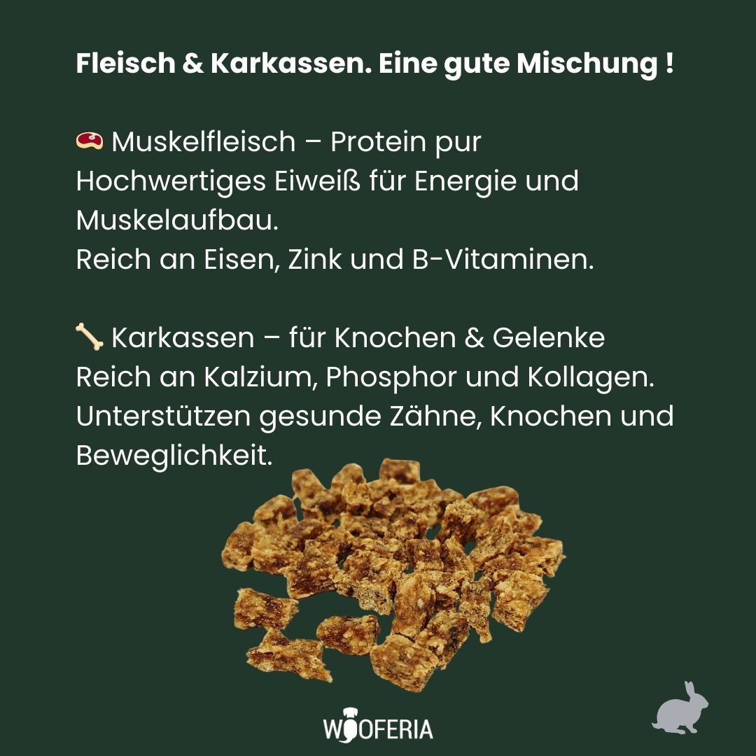 Kaninchen Trainies – braune, kleine unregelmäßige Trainingskrümel auf dunkelgrünem Hintergrund