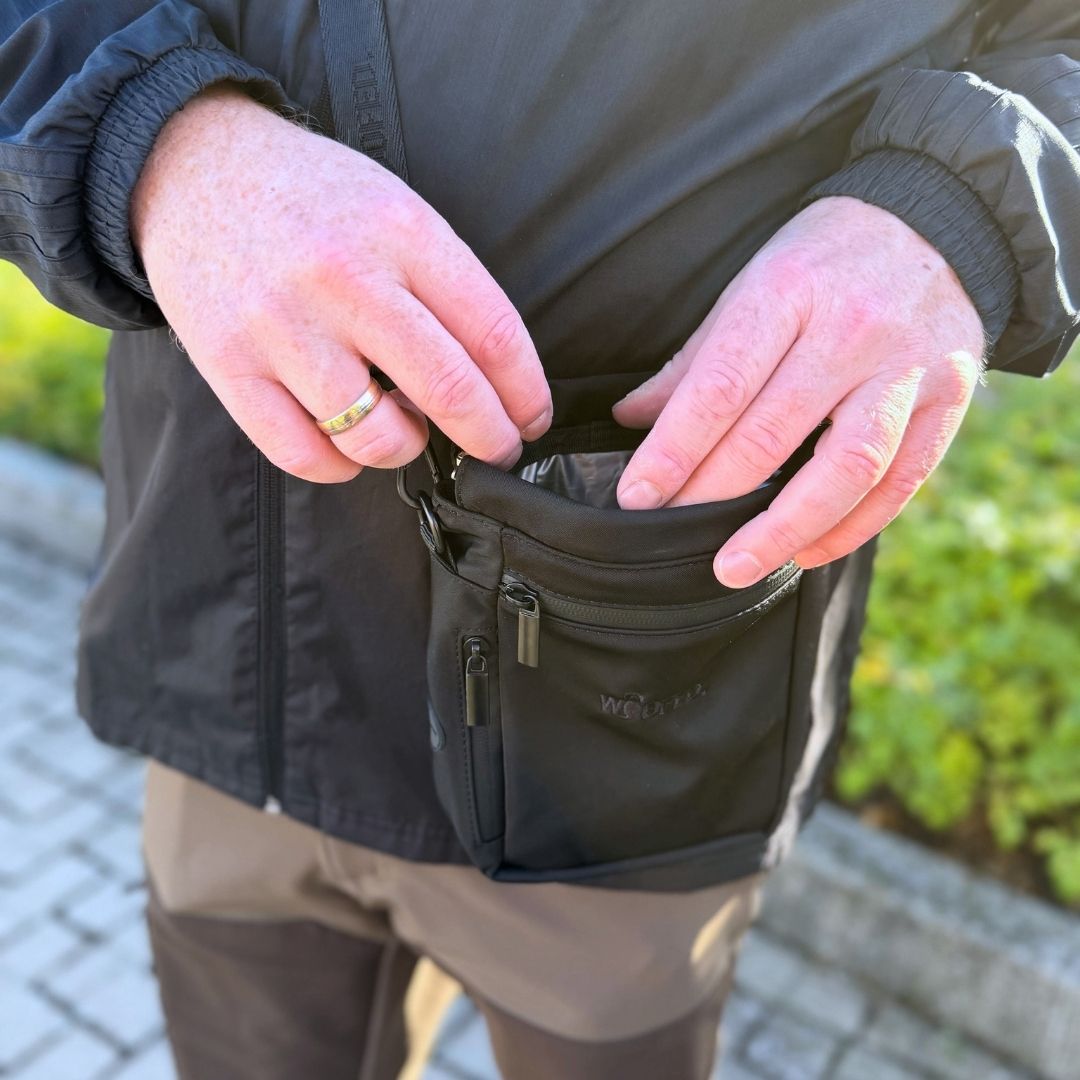 Umhängetasche mit Leckerlibeutel in schwarz mit mehreren Fächern 