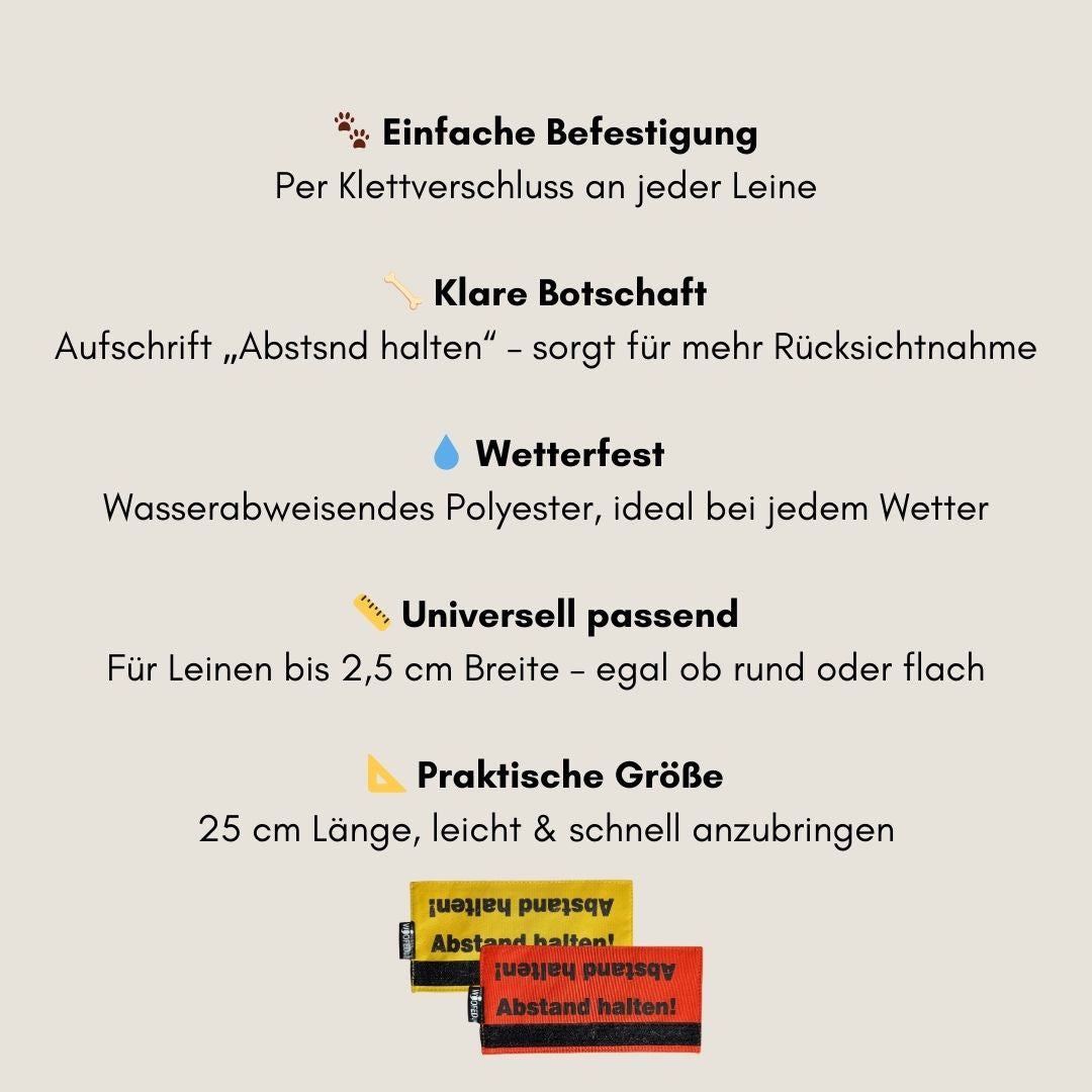 Zwei rechteckige Banderolen in Gelb und Rot mit schwarzer Aufschrift 'Abstand halten!' auf hellem Hintergrund