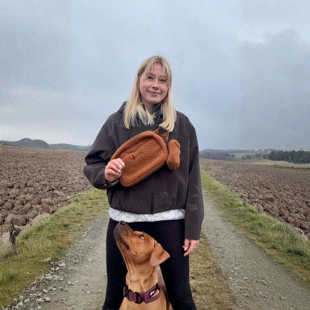 Gassitasche als Cross-Body getragen mit Rhodesian Ridgeback