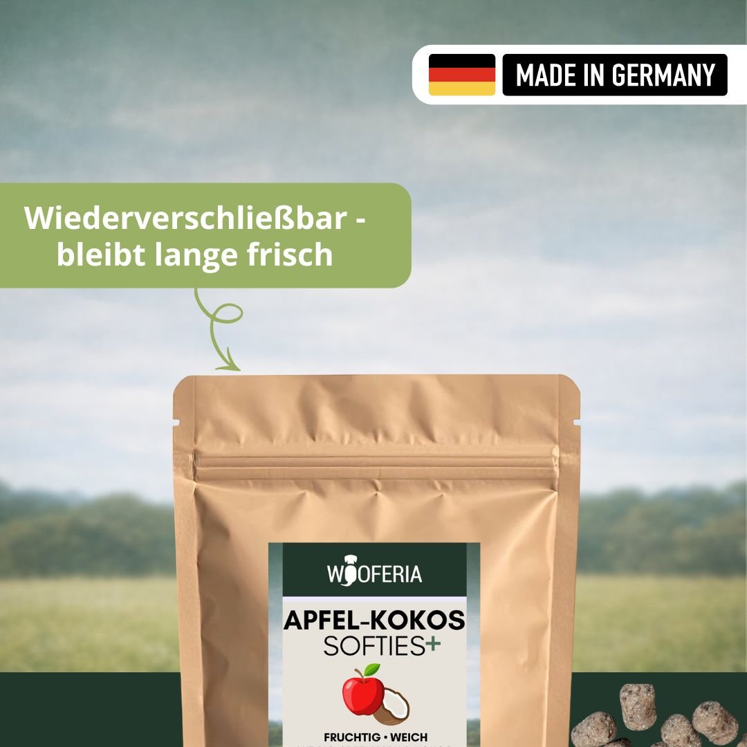 Brauner, wiederverschließbarer Beutel mit Apfel-Kokos Softies+-Label, Reißverschluss und Leckerlis rechts unten.