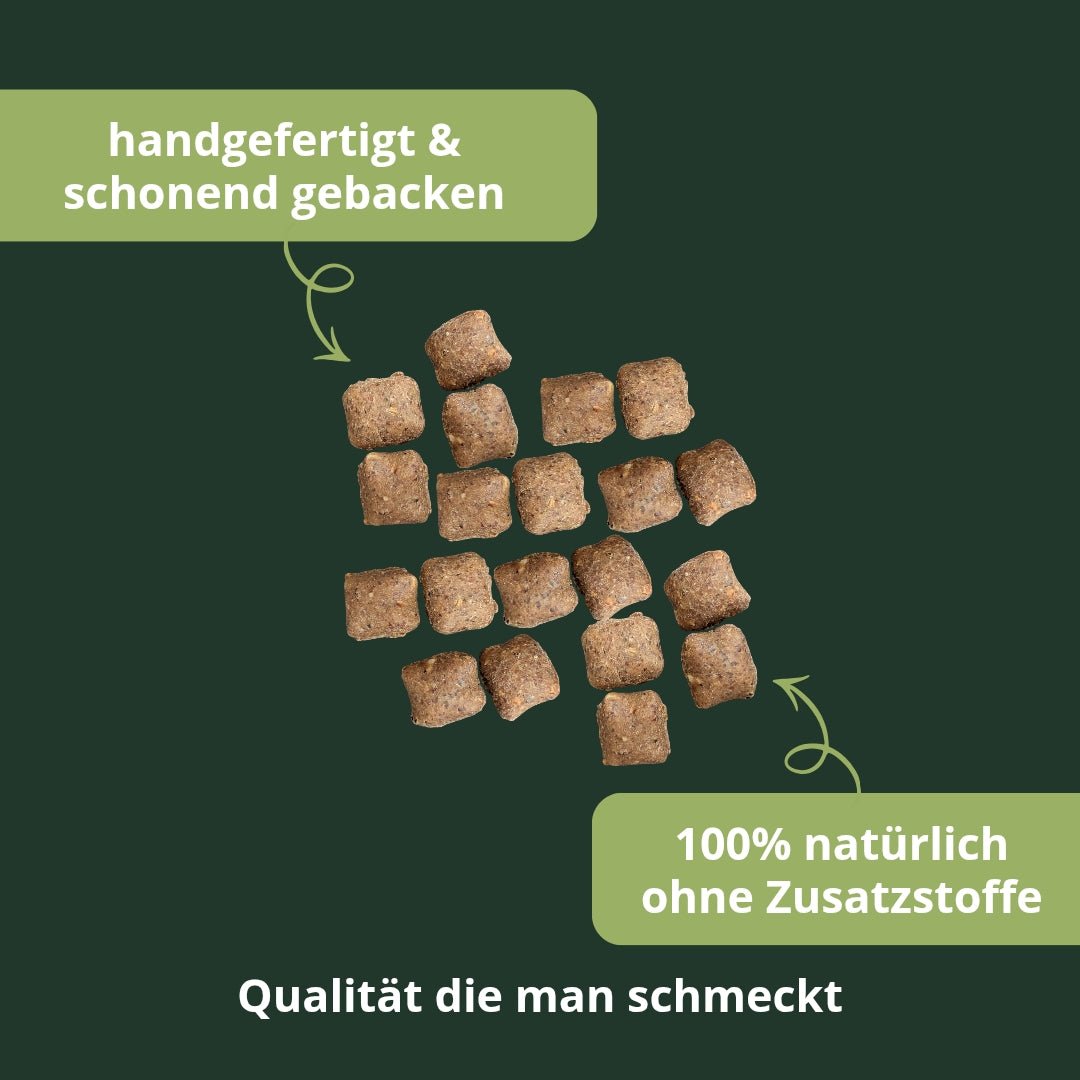 Früchte Kissen — hellbraune, kissenförmige Würfel locker angeordnet auf dunkelgrünem Hintergrund