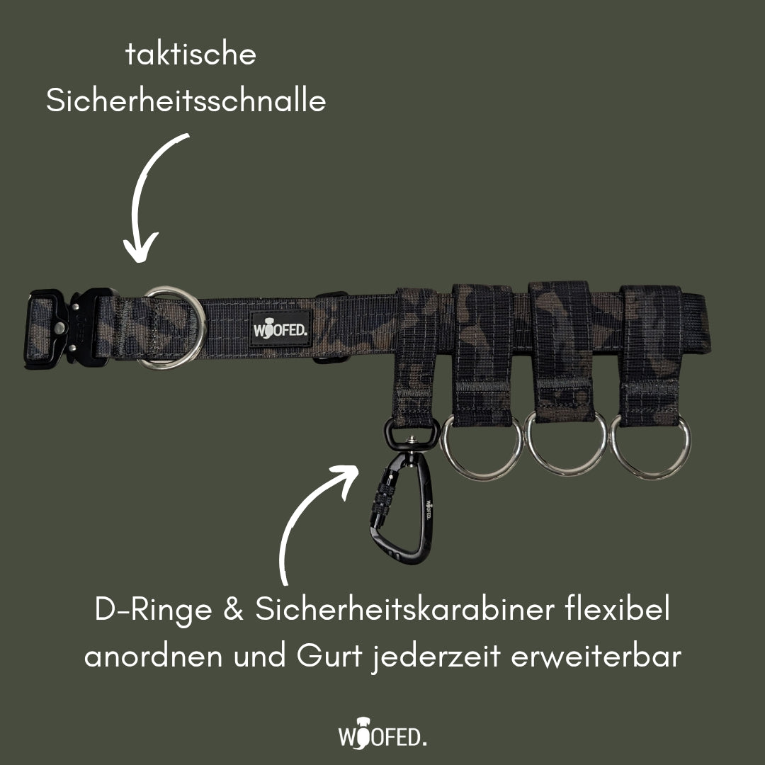 Schwarz-Camo Gassigürtel, flach gezeigt, taktische Schnalle links, drei D-Ringe und schwarzer Sicherheitskarabiner