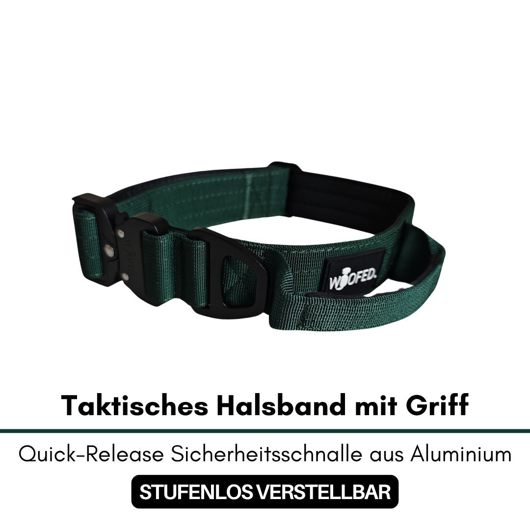Dunkelgrünes Nylon-Halsband, seitliche Ansicht mit schwarzer Quick‑Release-Schnalle, gepolsterte Innenseite, Griff und WOOFED