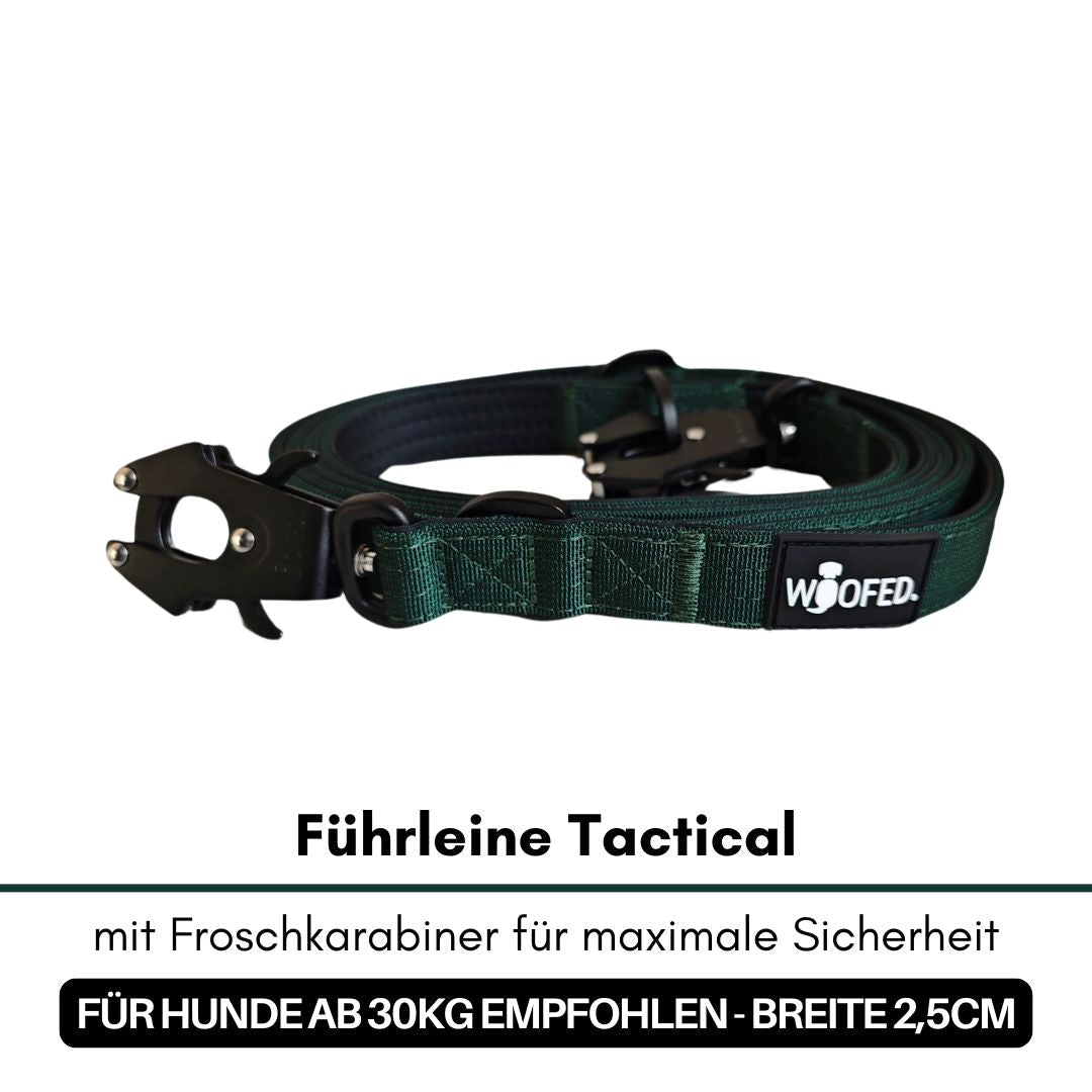Aufgerollte dunkelgrüne Tactical-Leine mit schwarzem Froschkarabiner und WOOFED-Logo, seitliche Nahaufnahme