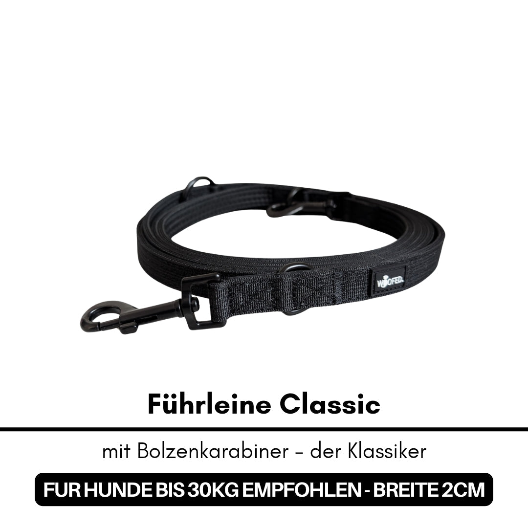 Schwarze Nylon-Führleine Classic (2 cm), aufgerollt, mit schwarzem Bolzenkarabiner, D-Ring und WOOFED-Logo