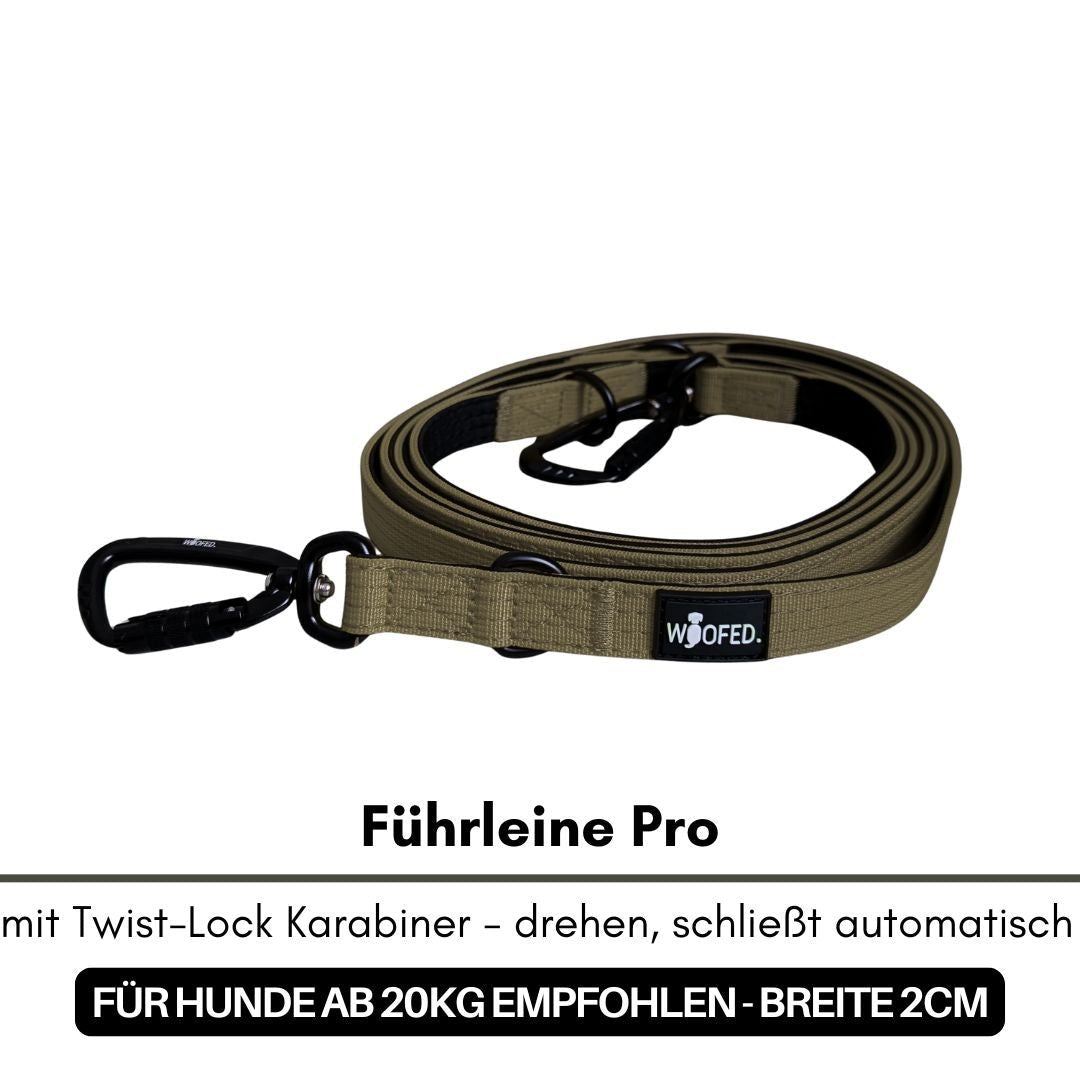 Olivgrüne, aufgerollte Führleine (Pro) mit schwarzem Twist-Lock-Karabiner und WOOFED-Label, Seitenansicht
