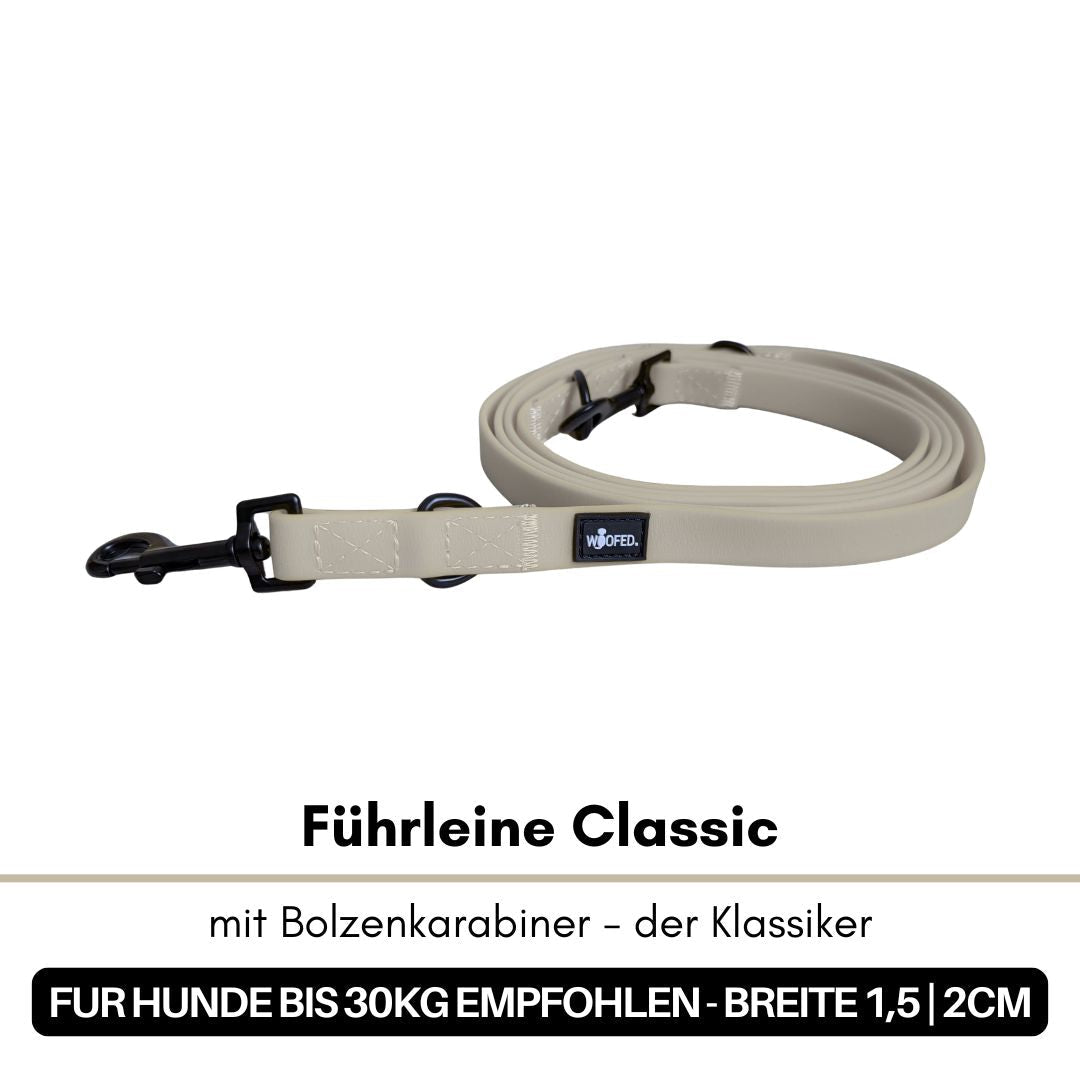 Desert-sandfarbene, flache Führleine aufgerollt mit schwarzem Bolzenkarabiner und sichtbarem WOOFED-Logo, Seitenansicht