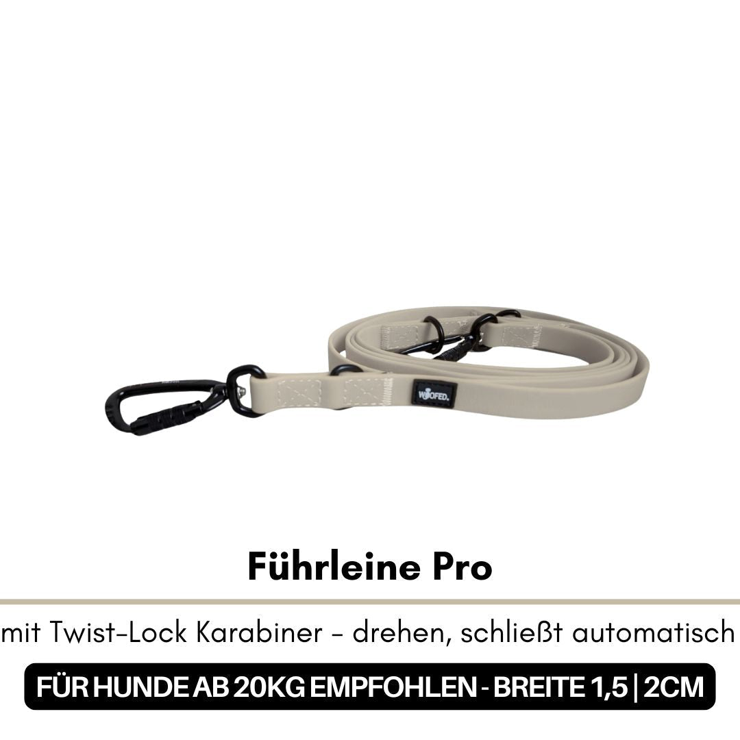 Hellbeige gerollte Führleine (Desert Sand) mit schwarzem Twist-Lock-Karabiner und D‑Ring, flache Seitenansicht