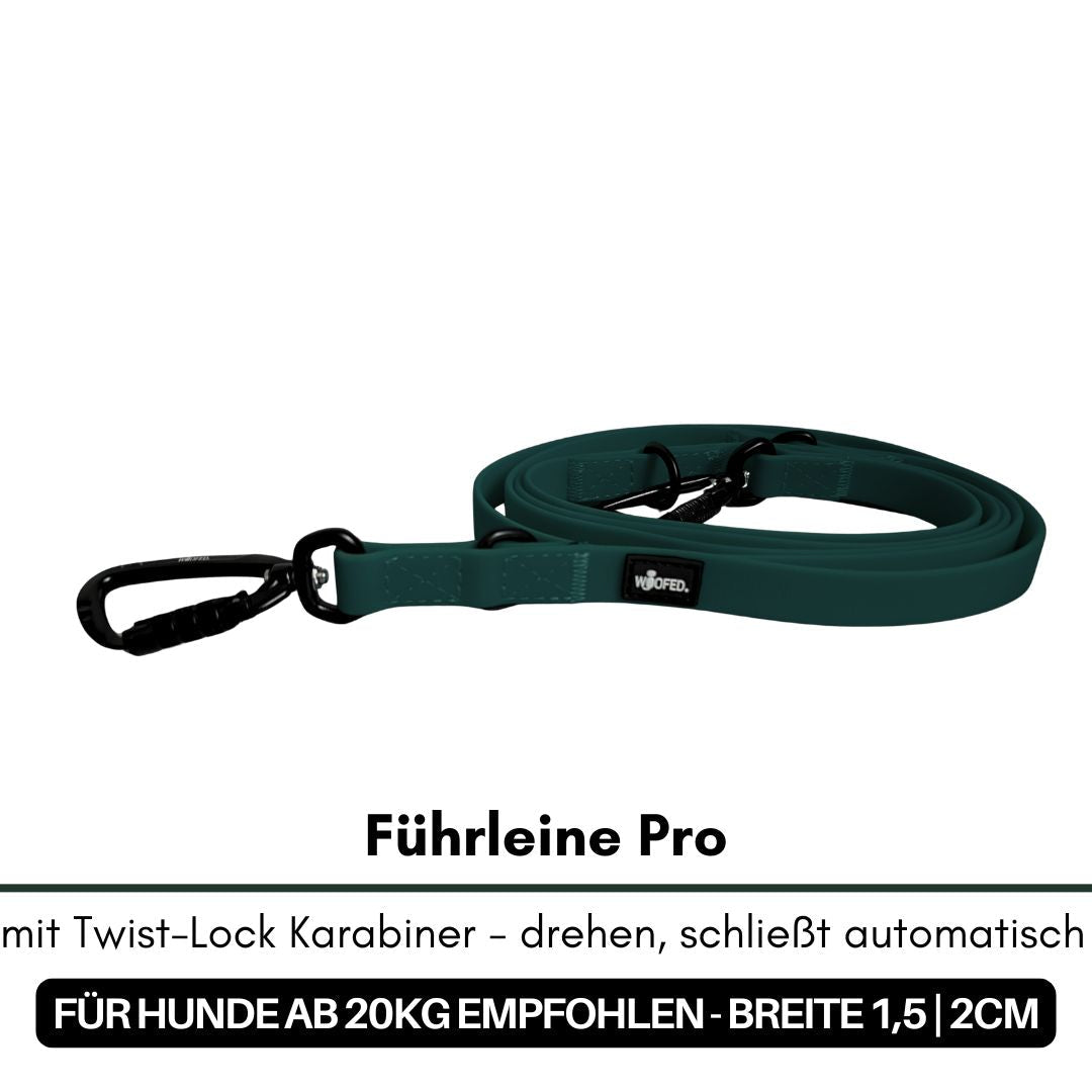 Aufgerollte Führleine Pro dunkelgrün (Hunting Green) mit schwarzem Twist-Lock-Karabiner, Ringen und WOOFED-Label, Seitenans.}