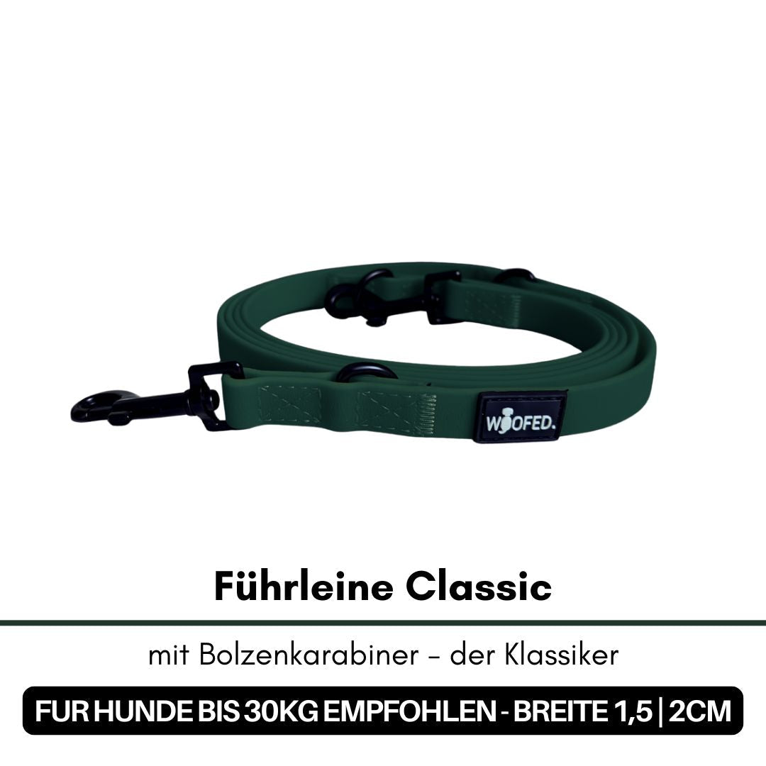 aufgerollte Führleine Classic in Hunting Green mit schwarzem Bolzenkarabiner und WOOFED‑Label, leichte Draufsicht
