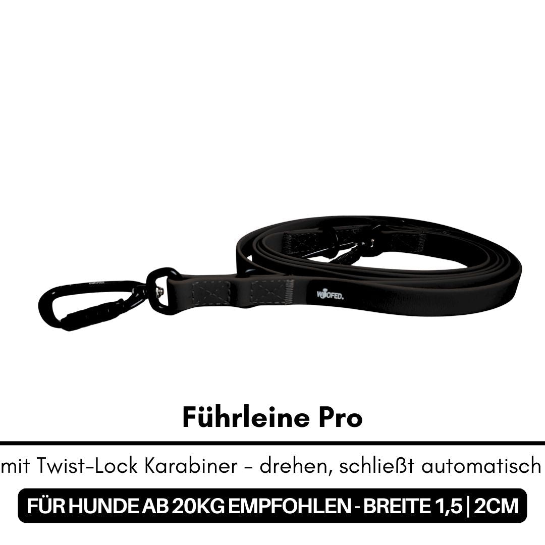 Schwarze, zusammengerollte Hundeleine mit Twist‑Lock‑Karabiner und WOOFED‑Logo auf weißem Hintergrund