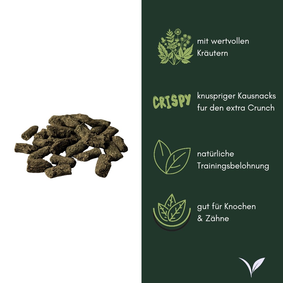 Haufen dunkler Kräuter-Pellets auf weißem Grund; rechts grünes Feld mit Kräuter-Symbolen und Text