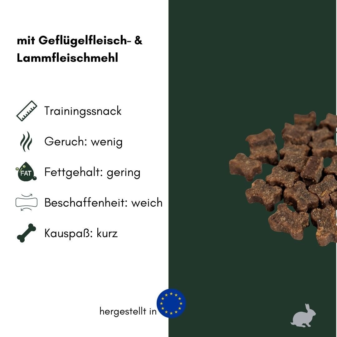 Nahaufnahme von Lamm Softies – kleine braune, weiche knochenähnliche Häppchen als Haufen auf dunkelgrünem Hintergrund
